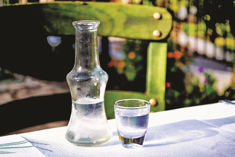 Άρχισε να ρέει το τσίπουρο στα μέρη του Τυρνάβου!