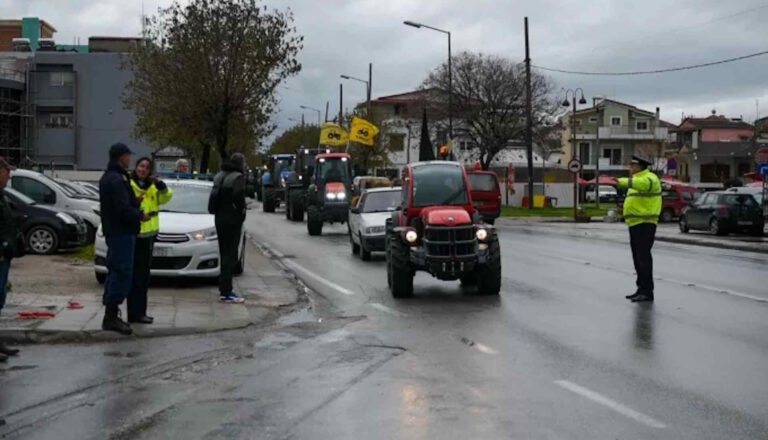 Λάρισα: Συλλαλητήριο με τρακτέρ πραγματοποίησαν αγρότες στον Δήμο Αγιάς