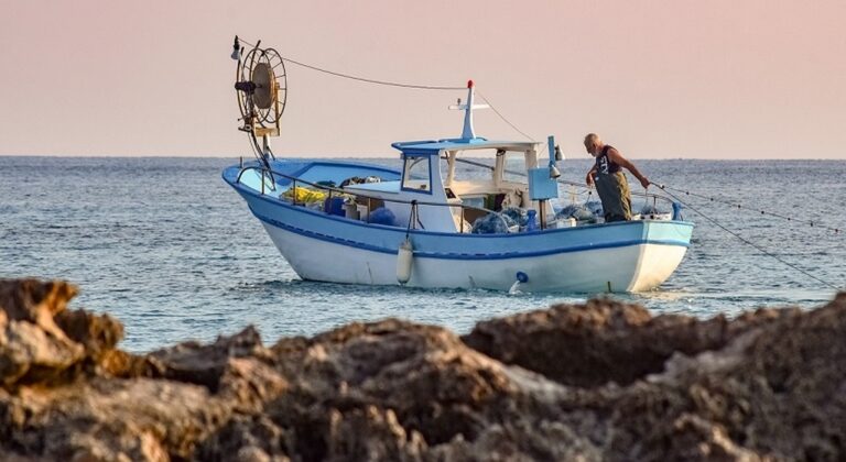 Αμιμόχελο: Βρυξέλλες και Λονδίνο στο Μόνιμο Διαιτητικό Δικαστήριο για τα δικαιώματα αλιείας του μικρού ψαριού στη Βόρεια Θάλασσα