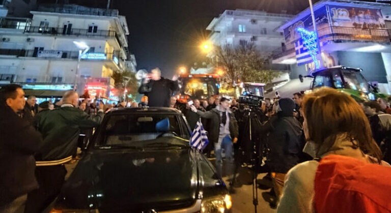 Αγρότες του Έβρου έκαναν πορεία με τα τρακτέρ μέσα στην Ορεστιάδα