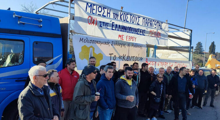 Έβρος: Μπλόκο στη Νέα Μάκρη Αλεξανδρούπολης έστησαν οι αγρότες