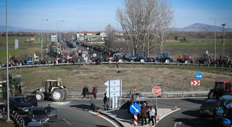 Οι αγρότες της Θεσσαλίας κλιμακώνουν τις κινητοποιήσεις του με καθημερινό αποκλεισμό των δρόμων (vid)