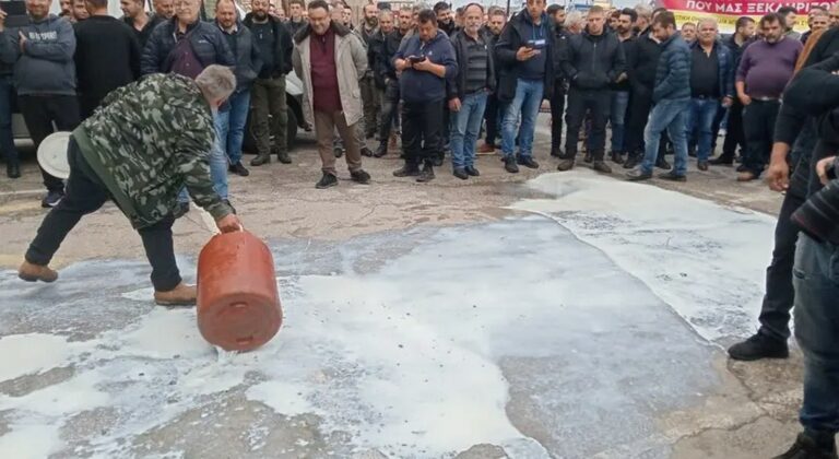 Στα άκρα οι Κρητικοί αγροτοκτηνοτρόφοι - Έριξαν γάλα στην Αποκεντρωμένη Διοίκηση (vid)