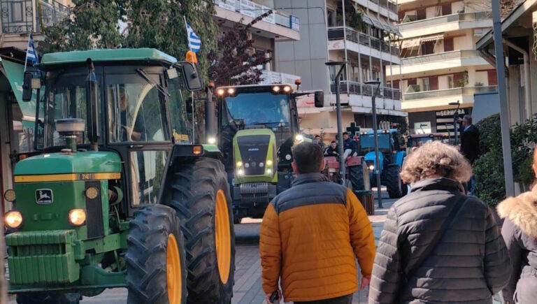 Με τα τρακτέρ στο κέντρο της πόλης του Αγρινίου οι αγρότες