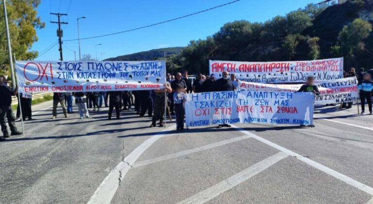 Στην εφορία των Χανίων διαδήλωσαν οι αγρότες με τα οχήματά τους