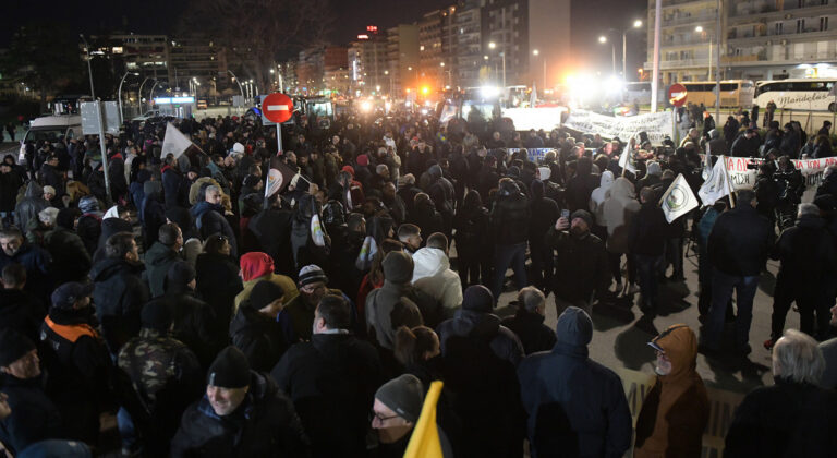 Πανελλαδική Επιτροπή Μπλόκων: «Ο πρωθυπουργός έφυγε εσπευσμένα - Συνεχίζουμε ως τη νίκη» (vid)