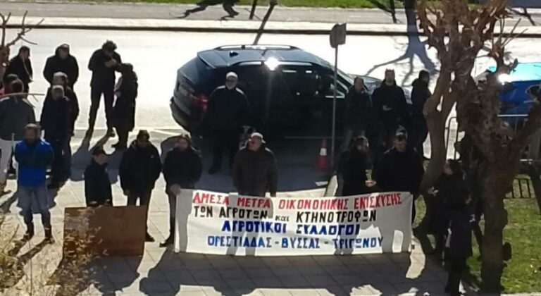 Αλεξανδρούπολη: Αγρότες διαμαρτυρήθηκαν έξω από σύσκεψη που συμμετείχε ο Τσιάρας (pic)