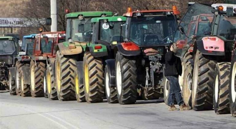Το πρώτο μπλόκο για φέτος στήθηκε στον Ορχομενό - «Φέρτε πίσω τα κλεμμένα», λένε οι αγρότες (Βίντεο)