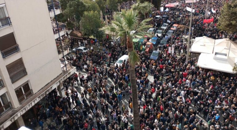 Στα απεργιακά συλλαλητήρια του Βόλου και της Καρδίτσας συμμετείχαν μαζικά οι αγρότες (pic)