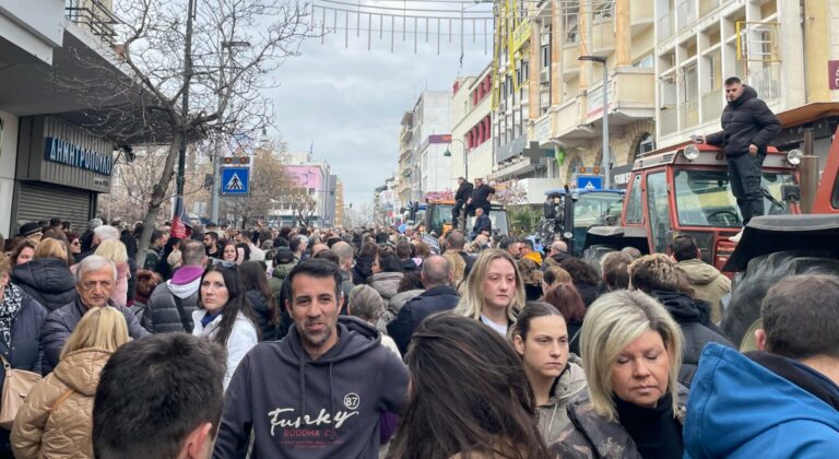 Οι αγρότες διαδηλώνουν ακόμα και πάνω στα τρακτέρ στο μεγάλο απεργιακό συλλαλητήριο της Λάρισας (pic)