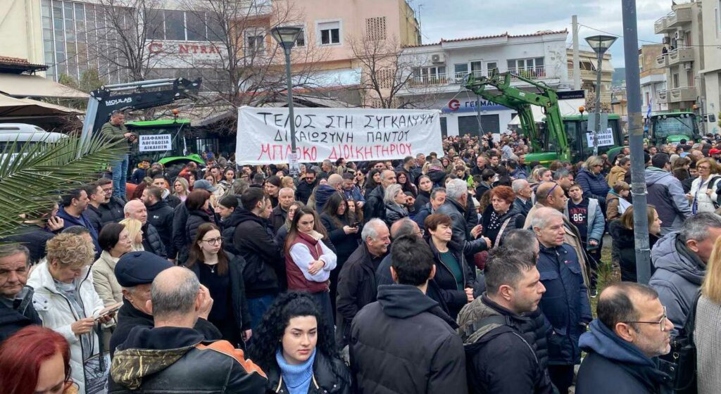Οι αγρότες της Λιβαδιάς συμμετέχουν με πανό και τρακτέρ στην απεργιακή συγκέντρωση για τα Τέμπη (pic+vid)