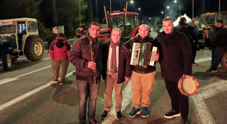 Μουσικοί από τη Λάρισα έπαιξαν στο μπλόκο της Γυρτώνης στηρίζοντας τους αγρότες (vid)
