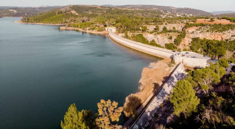 Αντιμέτωπη με τη λειψυδρία η Ελλάδα - Πέφτει η στάθμη στη λίμνη του Μαραθώνα