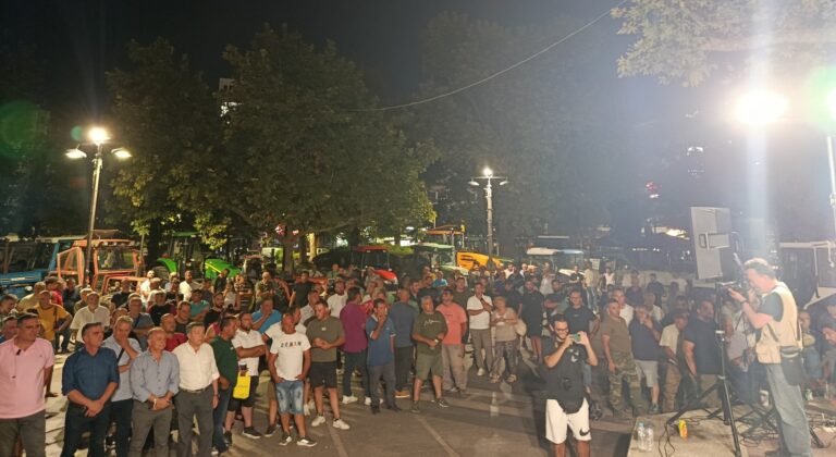 Γεωργοί, κτηνοτρόφοι μελισσοκόμοι και τρακτέρ γέμισαν την πλατεία της Λάρισας για εισόδημα και απόδοση ευθυνών (Βίντεο)
