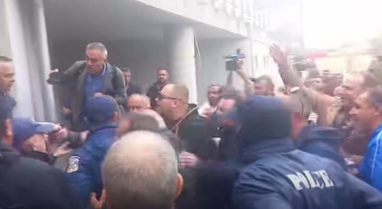 «Άναψαν τα αίματα» στη Λιβαδειά: Αντί για διάλογο η κυβέρνηση έστειλε ΜΑΤ ενάντια στους αγρότες (Βίντεο)