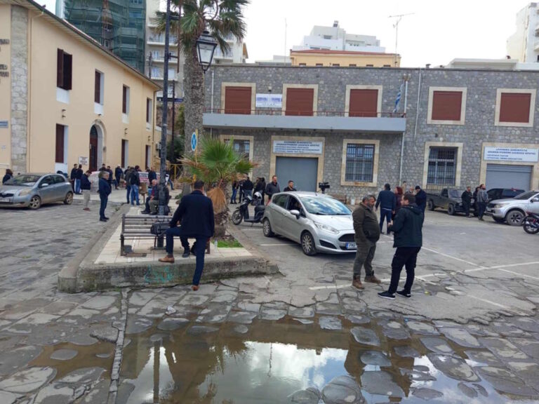 Κρήτη: Ανυποχώρητοι και αποφασισμένοι οι αγροτοκτηνοτρόφοι – Προχώρησαν και σε κατάληψη της ΑΑΔΕ