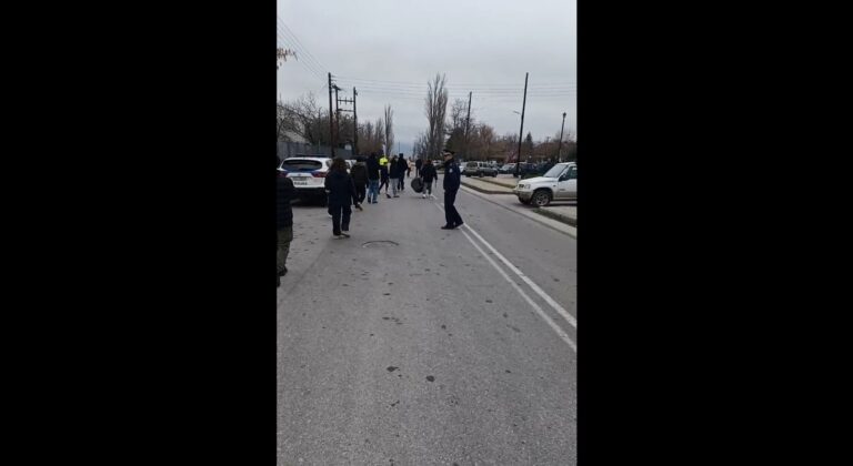 Φλώρινα: Μαθητές δεν είπαν κάλαντα στον Γεωργιάδη για να συμπαρασταθούν στους αγρότες (Βίντεο)