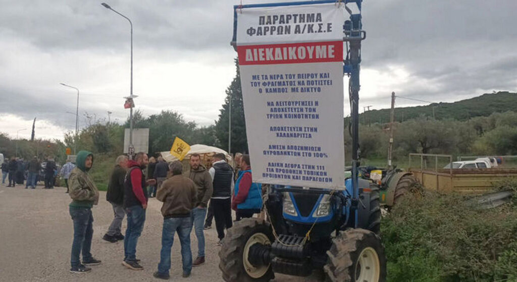 «Φουντώνουν» τα μπλόκα σε Δυτική Ελλάδα, Πελοπόννησο και Ήπειρο (ΦΩΤΟ)