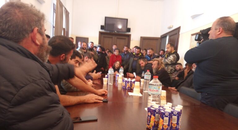Κτηνοτρόφοι της Κρήτης κατέλαβαν την Αποκεντρωμένη Διοίκηση - Τι ζητούν για τις πληρωμές (Βίντεο)