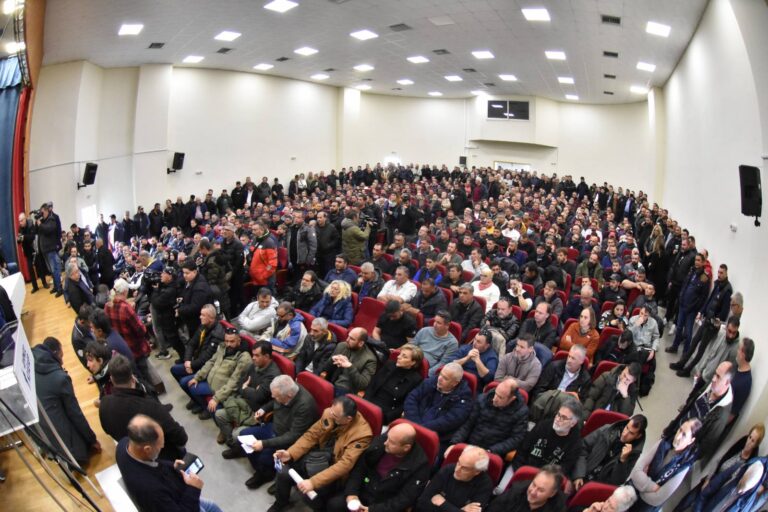 «Ναι» από την ΠΕΜ σε διάλογο στο Μαξίμου με σχήμα 25+5 εκπροσώπων - Θυελλώδης συνεδρίαση στον Παλαμά