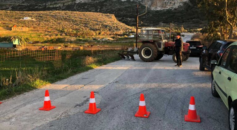 Μπλόκο μέχρι και στην Αμοργό: Ο μοναδικός αγρότης έκλεισε τον δρόμο  (ΦΩΤΟ)