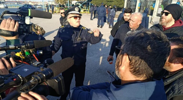 «Στοπ» της αστυνομίας στο μπλόκο των αγροτών στο Βόλο - Συνεχίζεται η κινητοποίηση (ΦΩΤΟ)