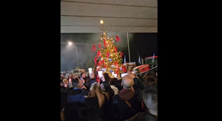 Στο μπλόκο Θήβας στόλισαν Χριστουγεννιάτικο δέντρο (Βίντεο)