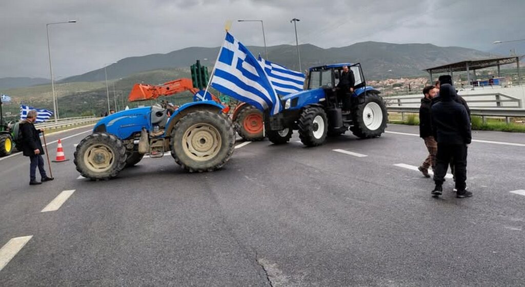 Αγρότες έκλεισαν τελωνεία, εφορίες και δρόμους σε όλη τη χώρα (Βίντεο)