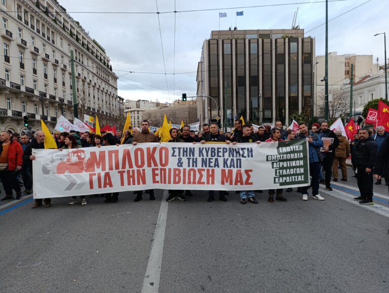 Τα τρακτέρ μπήκαν στο Σύνταγμα (ΦΩΤΟ)