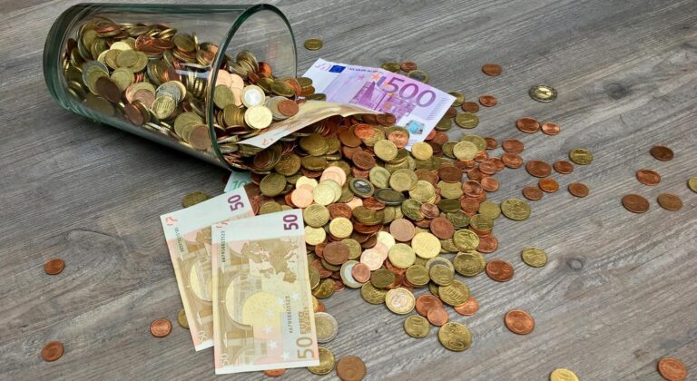 Το «μπλακάουτ» της Παρασκευής έφερε πληρωμές το Σαββατόβραδο - Τη Δευτέρα ο κύριος όγκος της πίστωσης