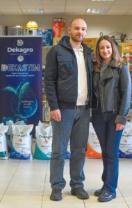 Ένας φοιτητής και μια αρχαιολόγος κοντά στους αγρότες